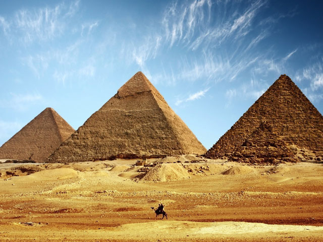 Dalle piramidi di Giza al Cairo: Un viaggio fra antico e moderno